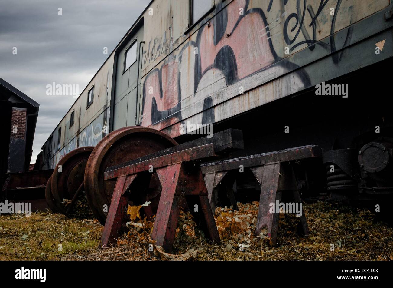 Rostige Triebwagen im Bahnhof von Turin Ponte Mosca (Italien), Reparaturwerkstatt für alte Züge Stockfoto