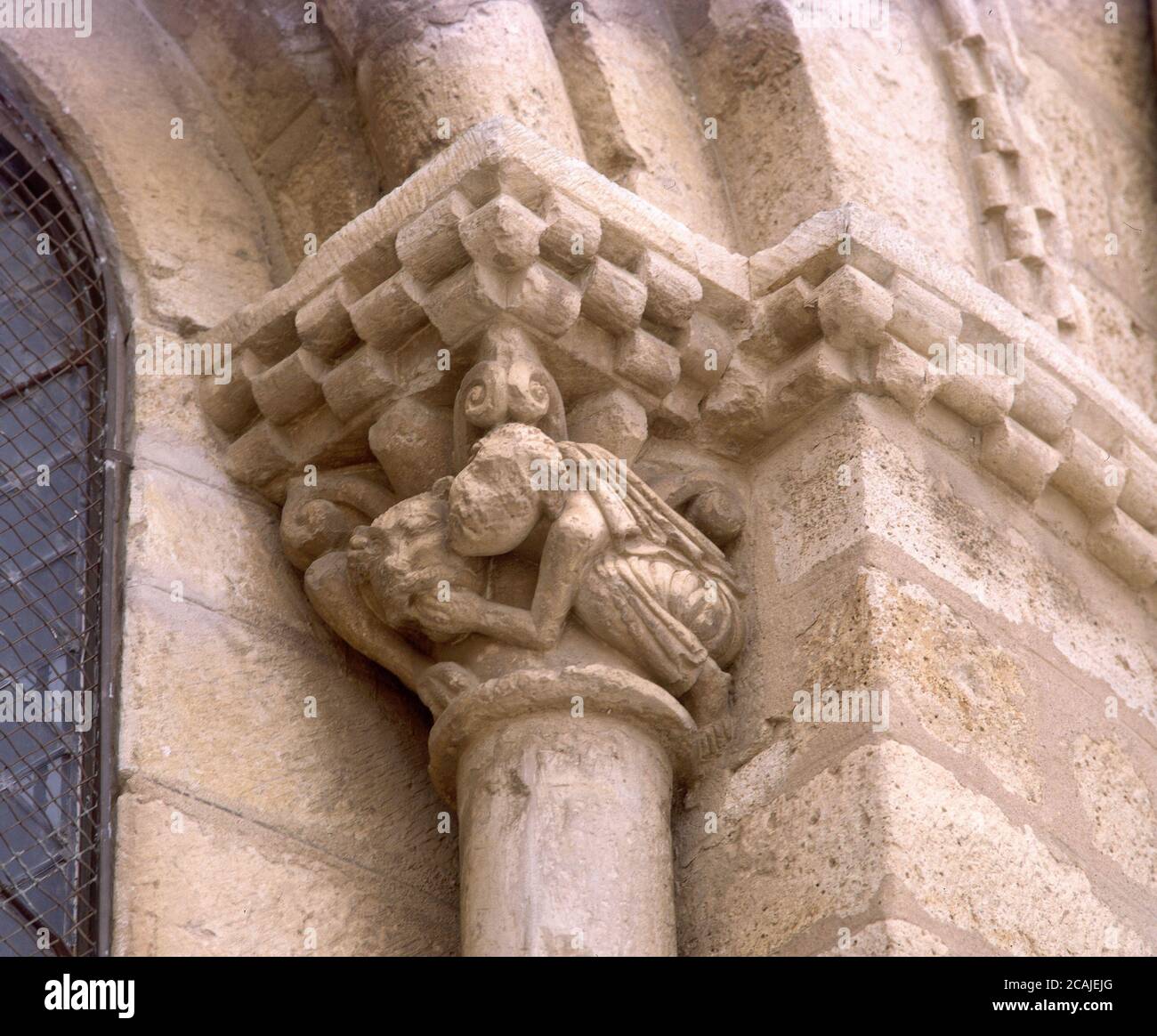 EXTERIEUR - CAPITEL CON LA REPRESENTACION DE SANSON DESQUIJANDO AL LEON - SIGLO XI - ROMANICO ESPAÑOL. ORT: IGLESIA DE SAN MARTIN. FROMISTA PALENCIA. SPANIEN. Stockfoto