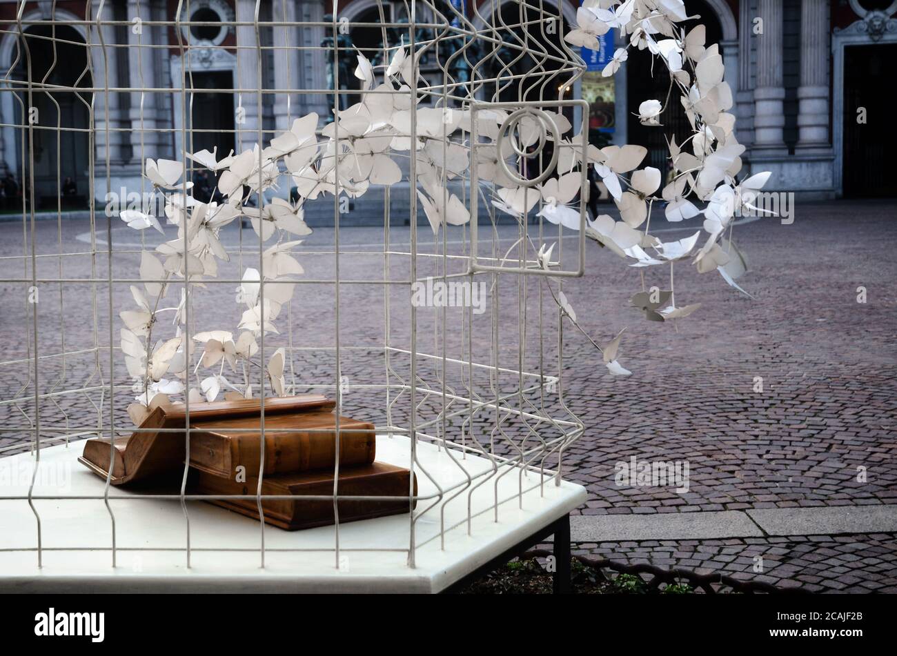 TURIN, ITALIEN - 19. FEBRUAR 2017: Städtische Skulptur, von Rodolfo Marasciuolo, von einem Kuchen mit Holzbüchern und Schmetterlingen auf der piazza Carlo Alberto in Stockfoto