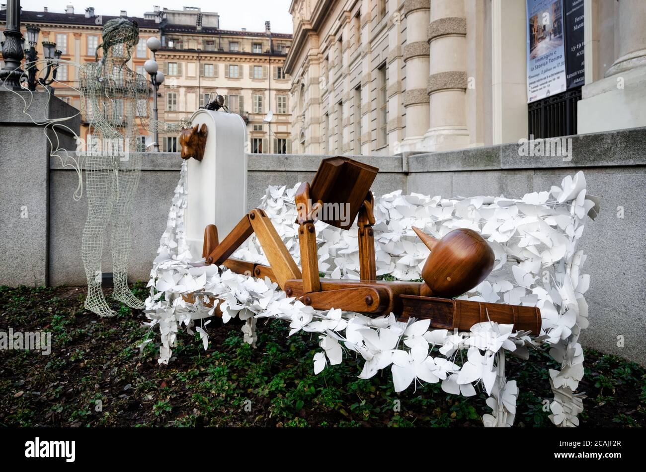 TURIN, ITALIEN - 19. FEBRUAR 2017: Städtische Skulptur von Rodolfo Marasciuolo, von Pinocchio beim Lesen eines Buches auf der piazza Carlo Alberto in Turin (Italien Stockfoto