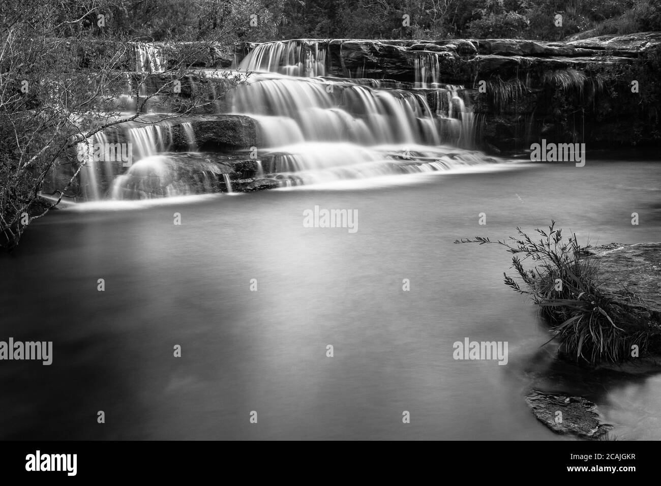 Kleiner Wasserfall im Guartela State Park - Schwarz und Weiß Fotografie - Tibagi - Parana - Brasilien Stockfoto