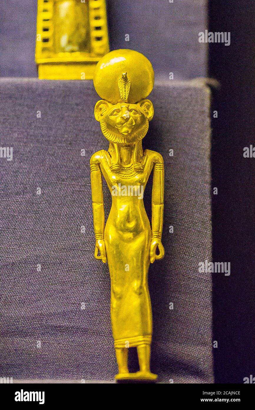Kairo, Ägyptisches Museum, Schmuck aus der königlichen Nekropole von Tanis : Gold Amulett von Bastet, mit einem Katzenkopf. Stockfoto