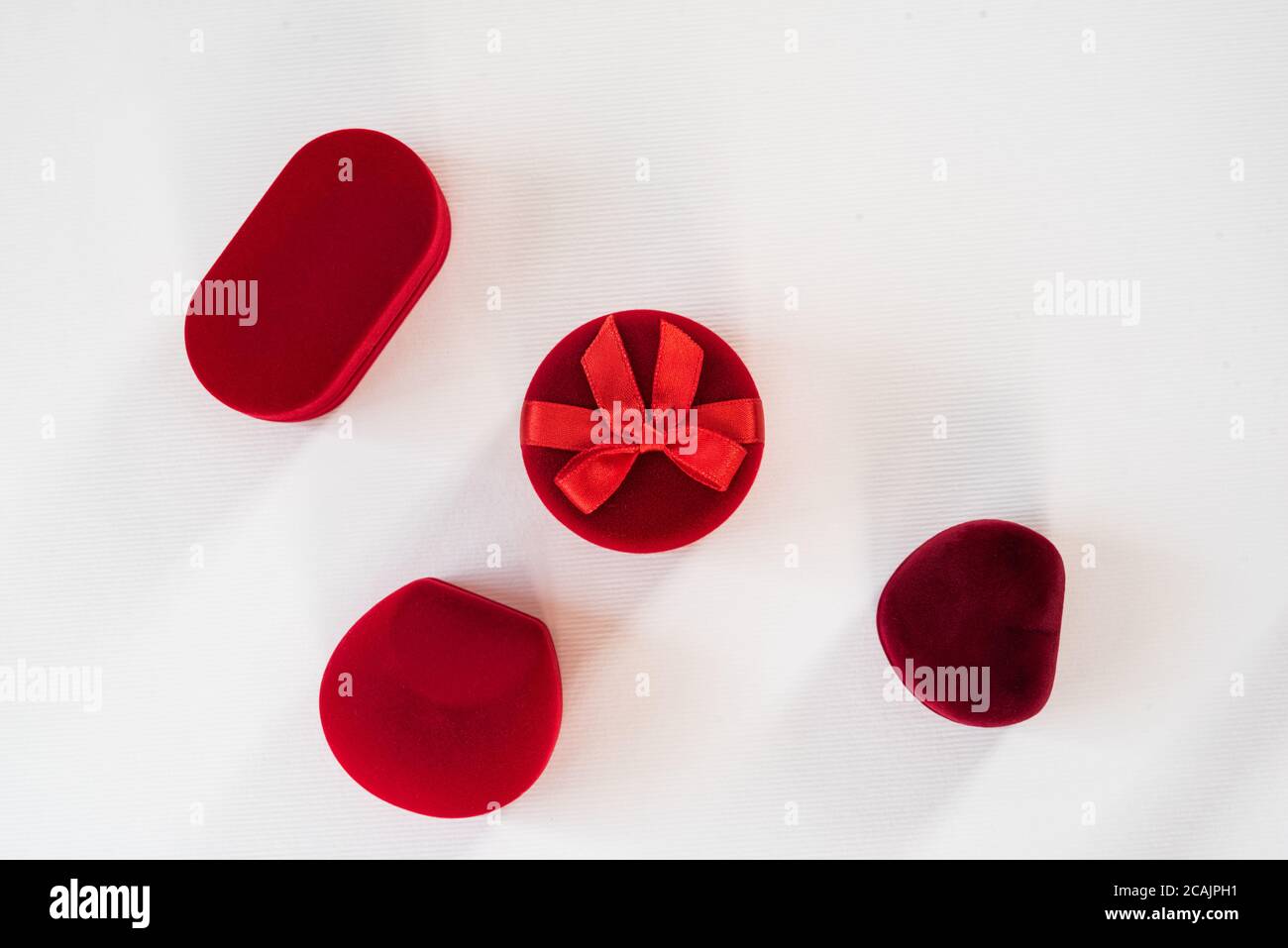 Rote geschlossene Schmuckkästchen auf weißem Hintergrund. Draufsicht Stockfoto
