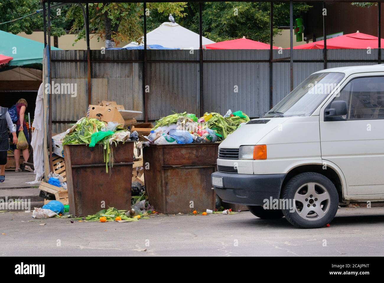 Mülltonnen voll mit verschiedenen Müll. Müll ist eine Müllhalde. Mülltonnen in der Stadt. Karton wird zu Ballen gebündelt. Stockfoto