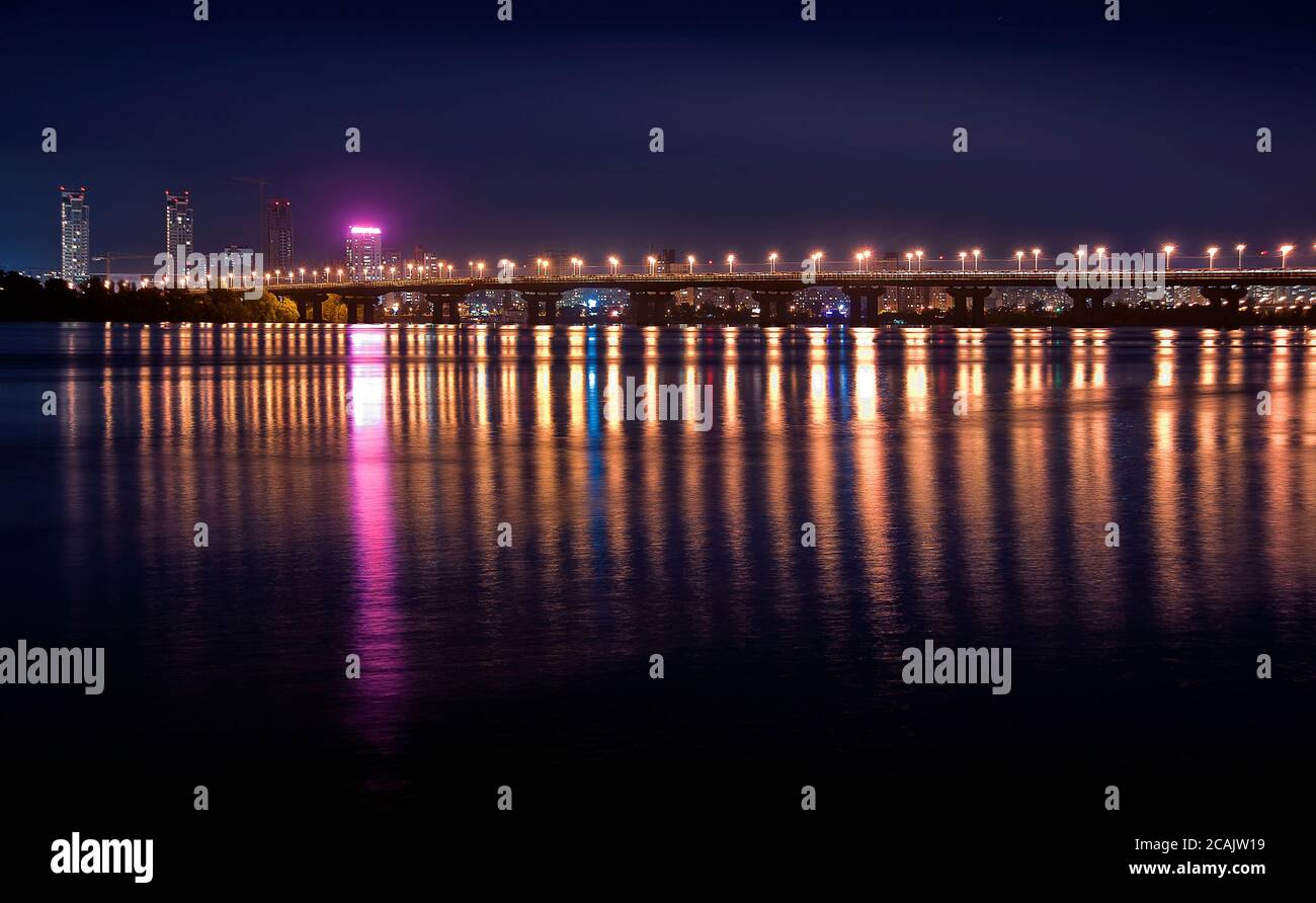 Blick auf Paton Brücke in Kiew, Ukraine Stockfoto