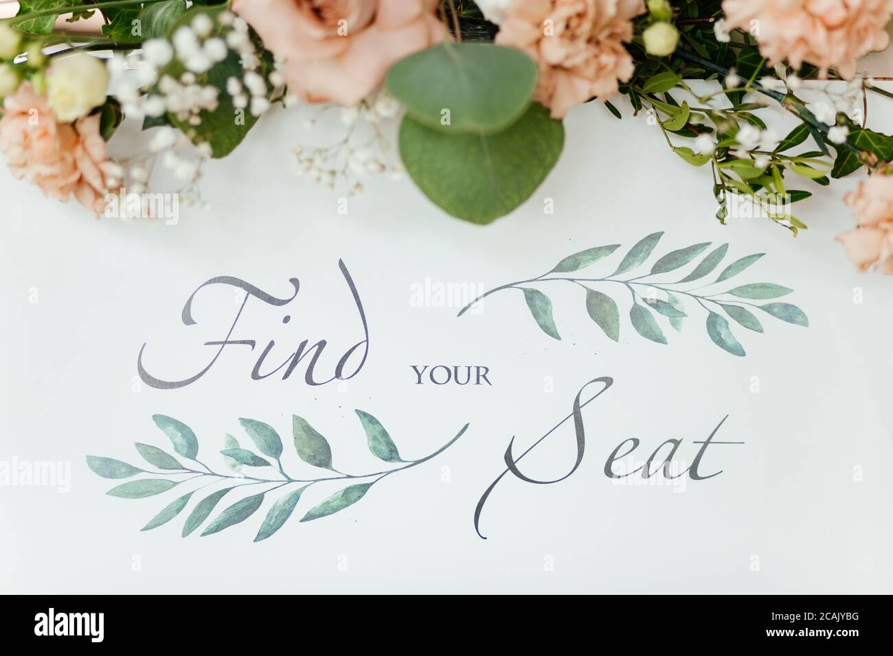 Zeichen für Gäste bei der Hochzeit FINDEN SIE IHREN PLATZ. Hochzeitsorganisation. Hochzeit Hintergrund Stockfoto