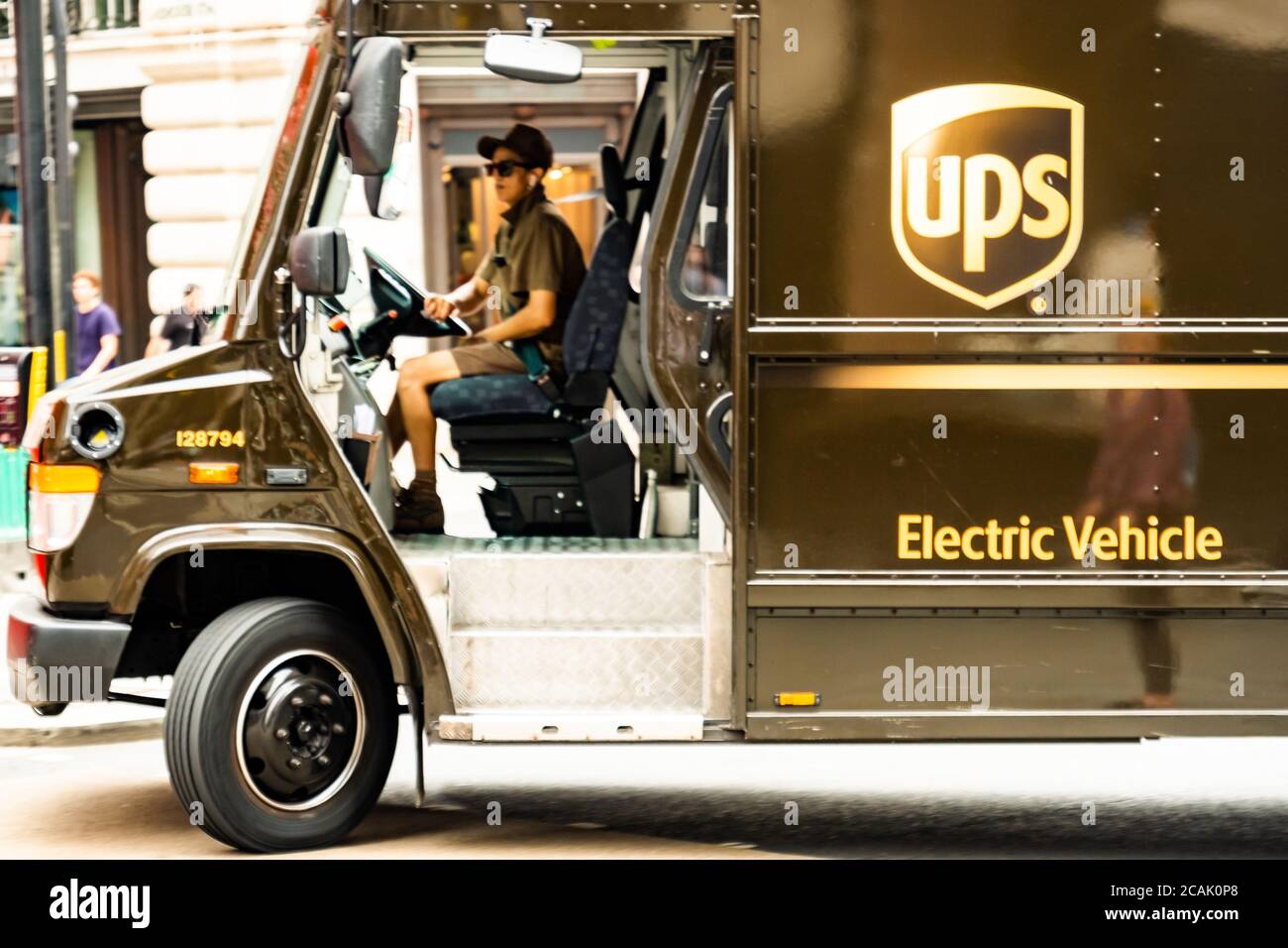 LONDON- UPS oder United Parcel Service Truck, ein amerikanischer multinationaler Paketzustelldienst Stockfoto