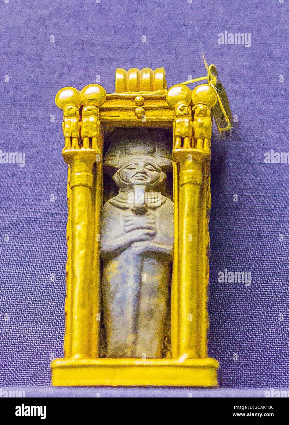 Ägypten, Kairo, Ägyptisches Museum, Schmuck in der königlichen Nekropole von Tanis gefunden : Lapis Amulett des gottes Ptah-Tatenen in einem goldenen Schrein. Stockfoto