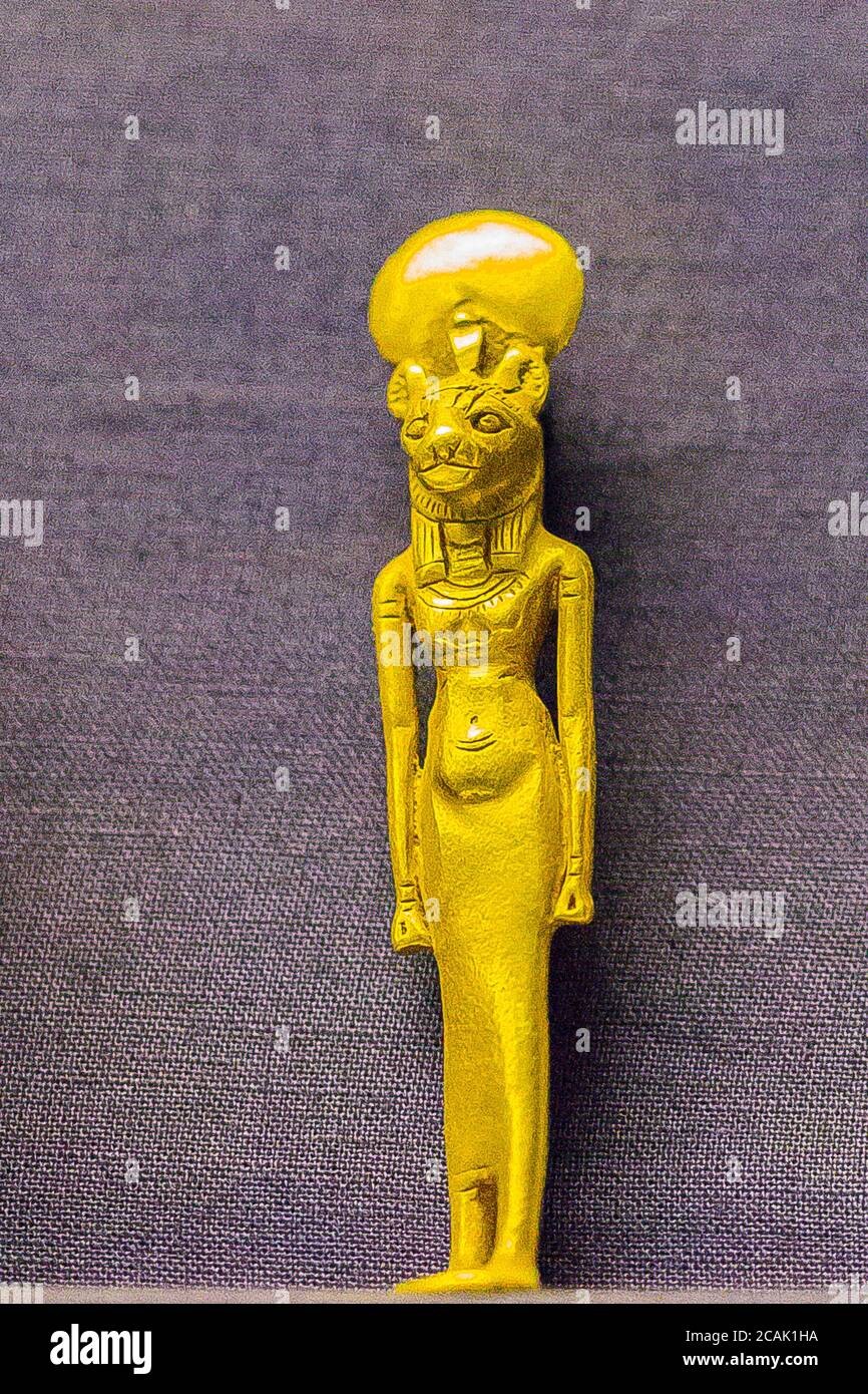 Ägypten, Kairo, Ägyptisches Museum, Schmuck in der königlichen Nekropole von Tanis gefunden : Gold Amulett von Sekhmet, mit einem Löwenkopf. Stockfoto