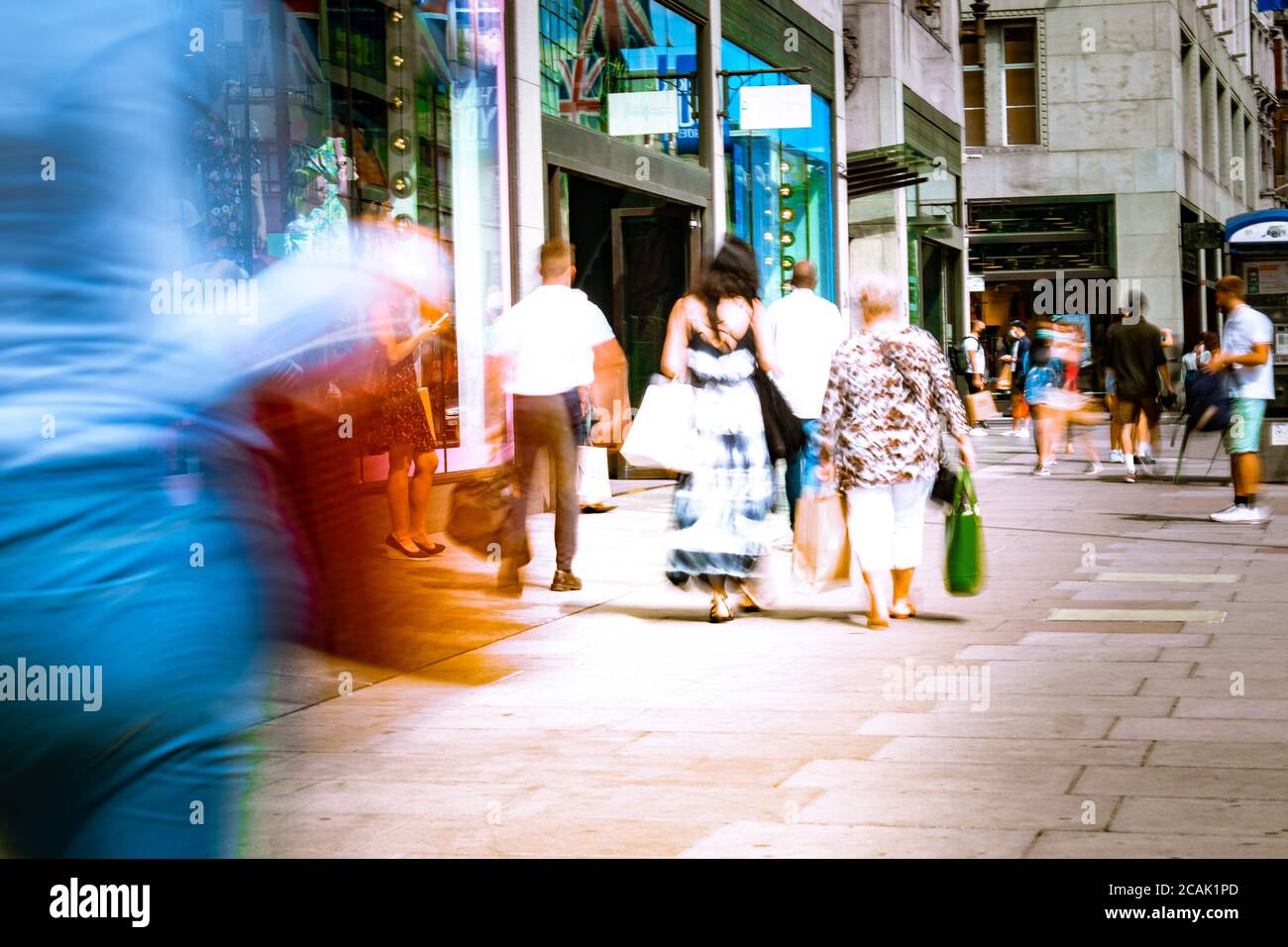 London - August 2020: Shopper auf der Oxford Street im West End Stockfoto