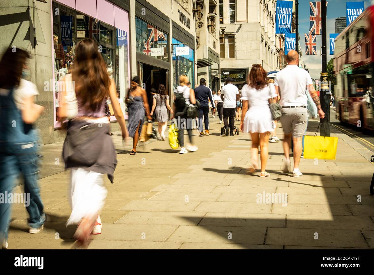 London - August 2020: Shopper auf der Oxford Street im West End Stockfoto