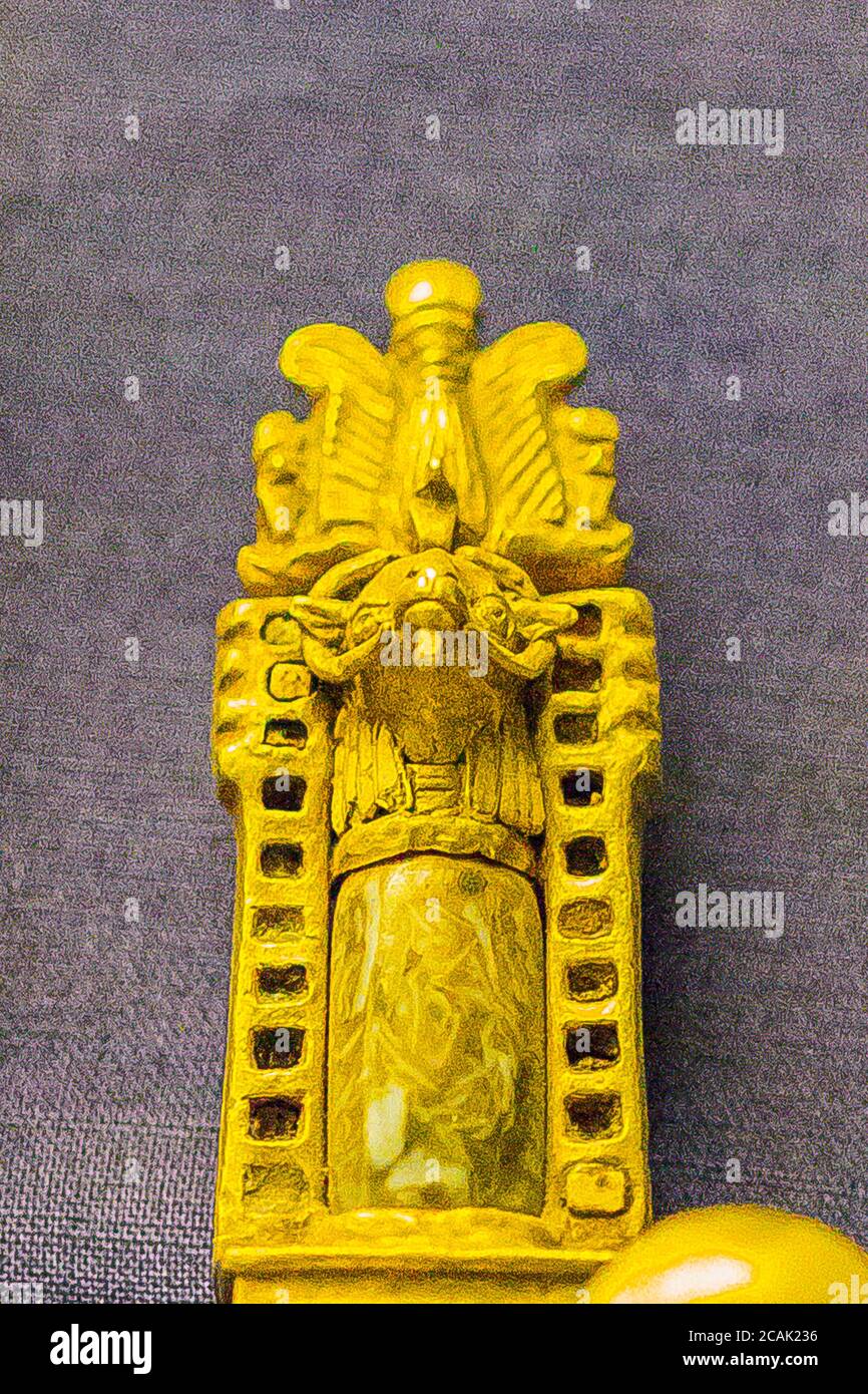 Ägypten, Kairo, Ägyptisches Museum, Schmuck in der königlichen Nekropole von Tanis gefunden : Gold Amulett, Kopf des Widders mit Atef Krone. Stockfoto