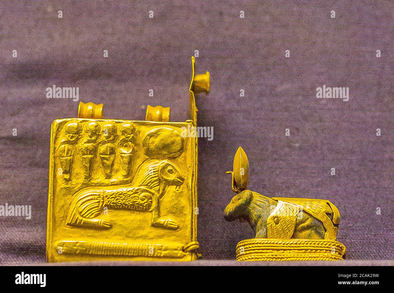 Ägypten, Kairo, Ägyptisches Museum, Schmuck in der königlichen Nekropole von Tanis gefunden : Amulett eines Lapis-Lazuli RAM (die den gott Amon). Stockfoto