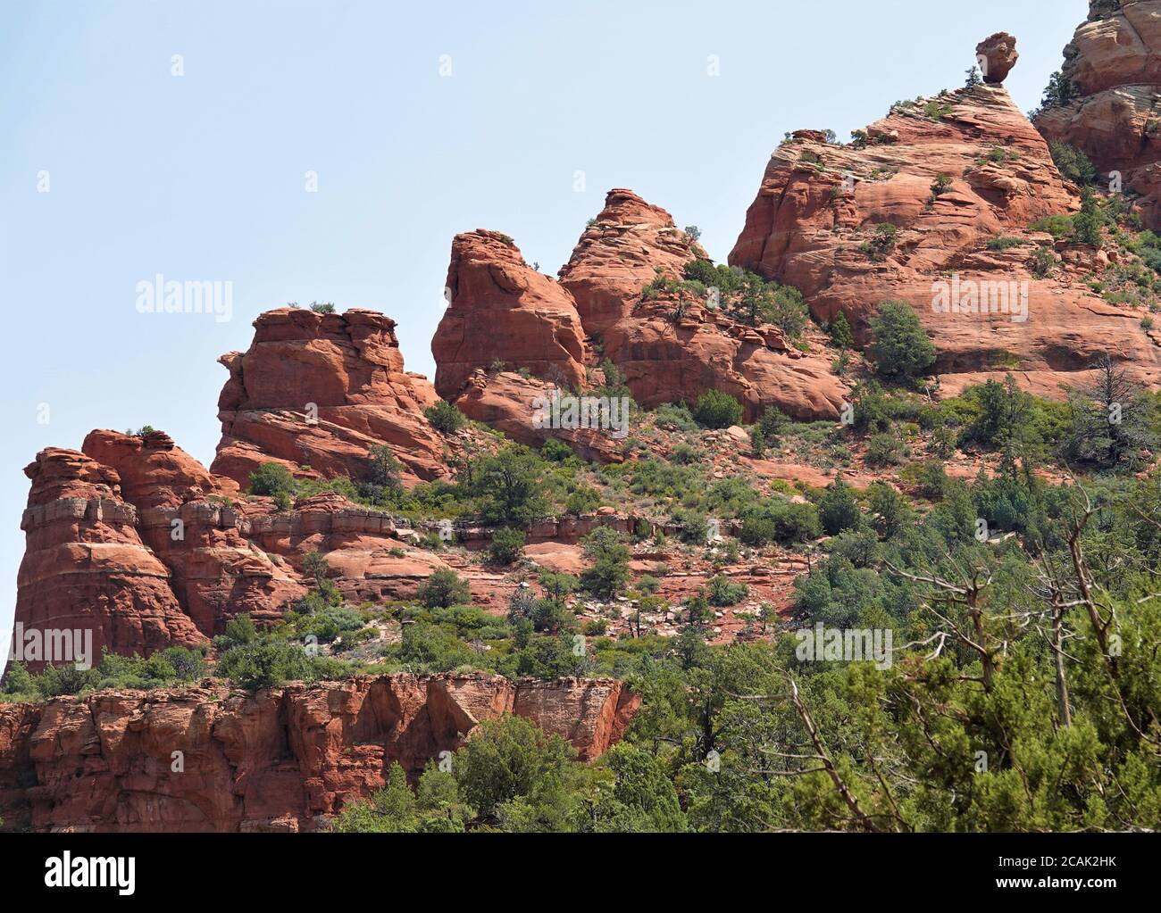 Die Erkundung der verschiedenen Wanderwege und Nebenstraßen rund um Sedona Arizona kann zu einigen erstaunlichen Aussichten und unglaublichen Felsformationen führen. Stockfoto