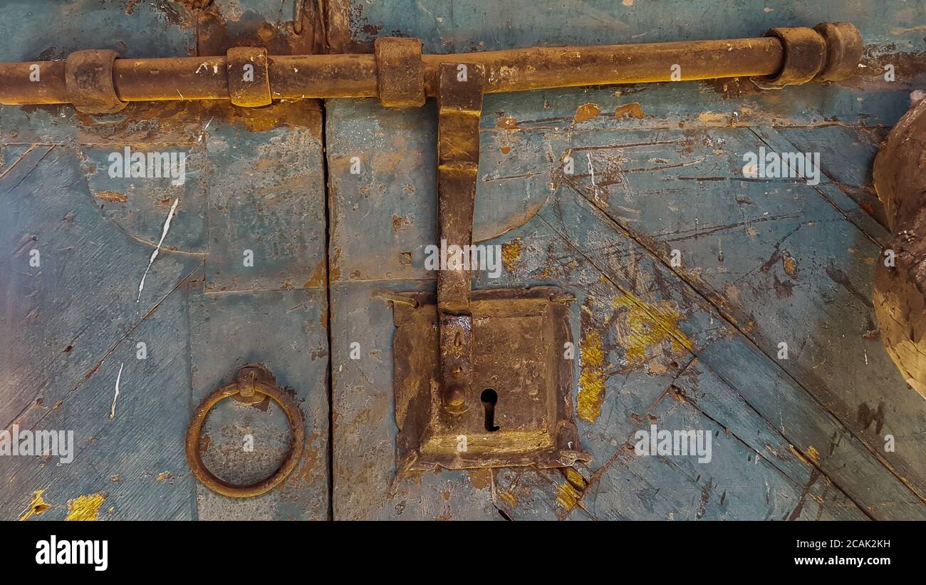 Altes antikes Schloss für eine Tür auf einem alten Blau Holz Stockfoto