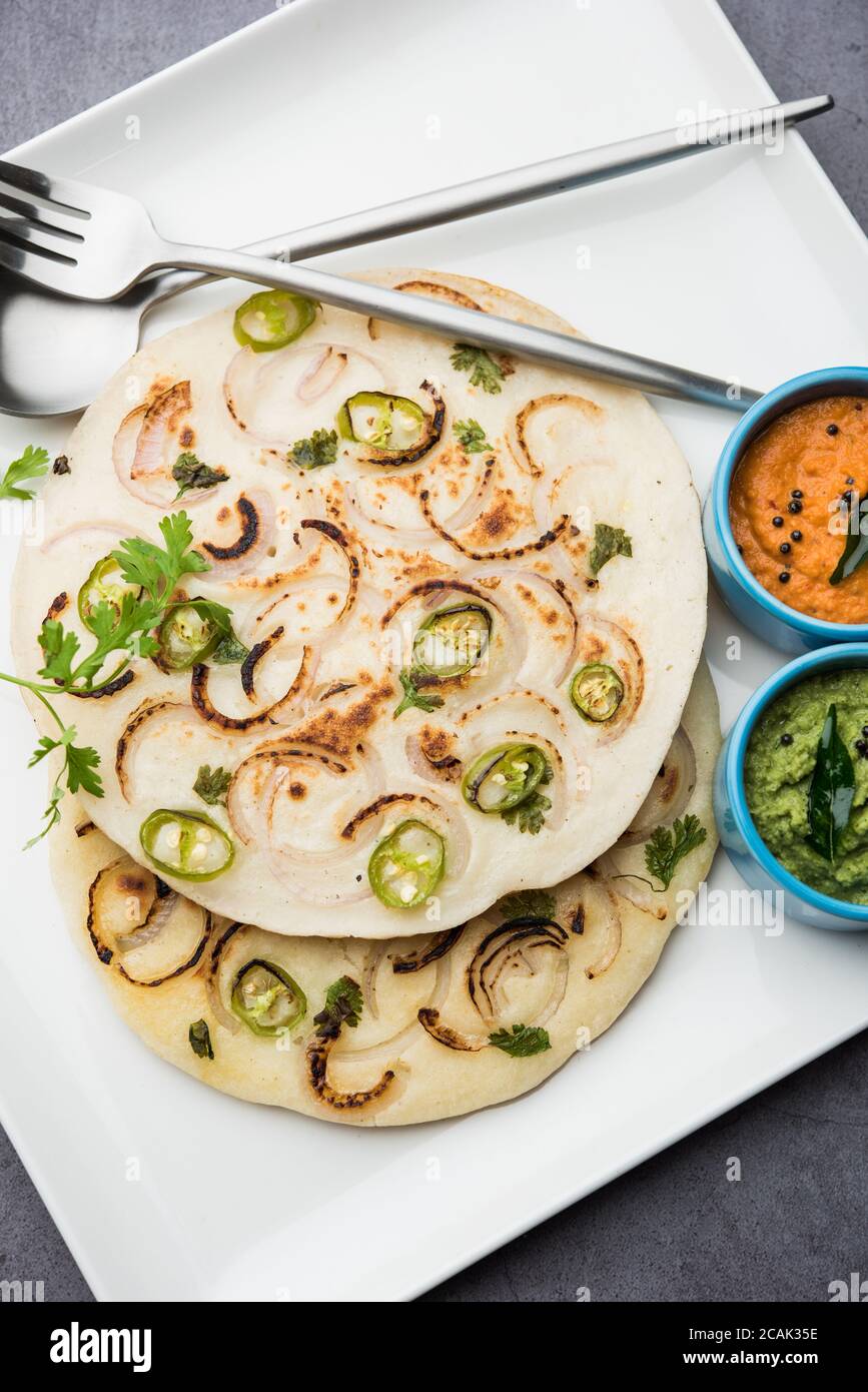 Uthappam oder Utapam ist eine Art Dosa aus Südindien, die dicker ist, mit Tomaten, Zwiebeln und Chili Belag Stockfoto