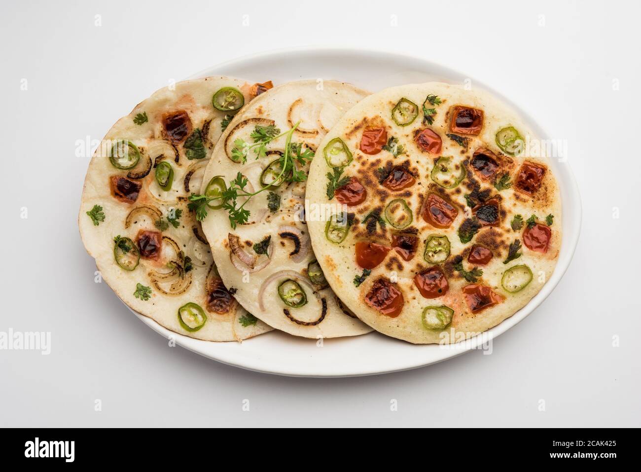Uttapam Traditionelles Sudindisches Fruhstuck Mit Sambar Und Kokosnuss Chutney Stockfotografie Alamy
