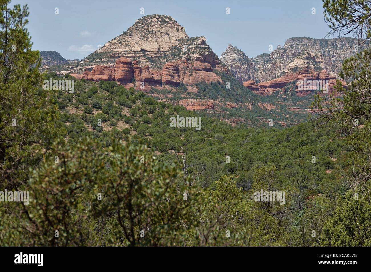 Die Erkundung der verschiedenen Wanderwege und Nebenstraßen rund um Sedona Arizona kann zu einigen erstaunlichen Aussichten und unglaublichen Felsformationen führen. Stockfoto