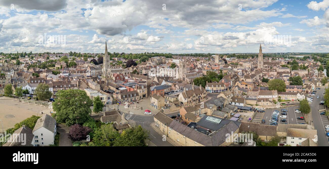 Panorama Luftbild der historischen Stadt, Stamford, Lincolnshire, Großbritannien. Zeigt die Dächer und Kirchtürme der malerischen und malerischen englischen Stadt Stockfoto