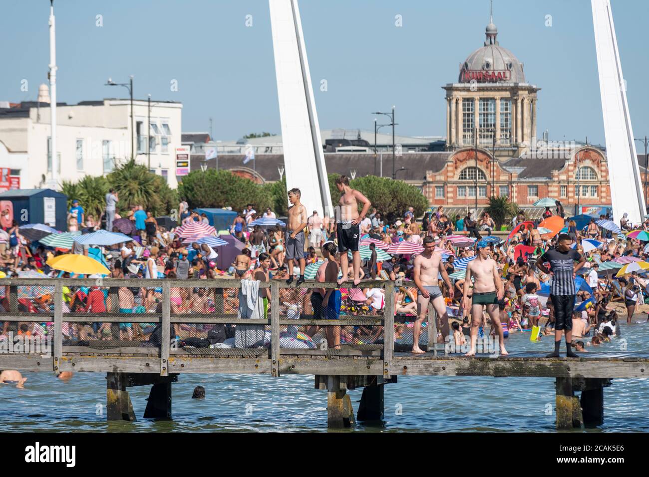Geschäftiges Strandbad an einem heißen Tag in Southend on Sea, Essex, Großbritannien während der COVID-19 Coronavirus-Pandemie. Jubilee Beach und Kursaal. Jugendliche. Teenager Stockfoto
