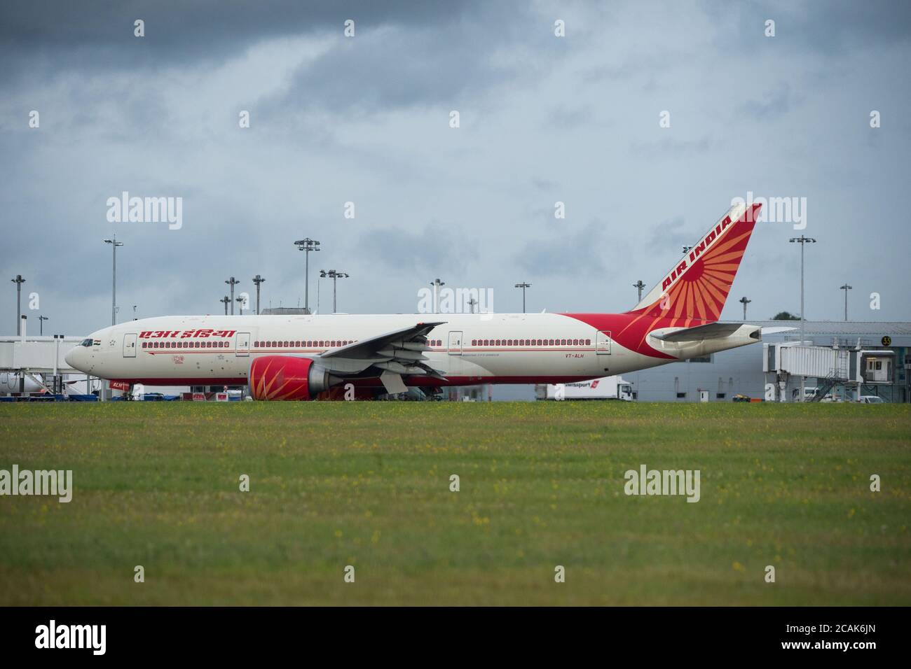 Glasgow, Schottland, Großbritannien. August 2020. Im Bild: Air India Flug AI1133 aus Mumbai, der am Glasgow International Airport landete und eine Filmcrew und -Besetzung transportierte, ist heute wieder zurück nach Mumbai zu sehen. Das Flugzeug ist eine Boeing 777-237(LR) Flugzeug. Die Filmcrew, die gestern Abend gelandet ist, soll 14 Tage lang unter Quarantäne gestellt werden, bevor sie später in diesem Monat in Ayrshire mit dem Bollywood-Blockbuster Bell Bottom gedreht wird, wo der 80er-Jahre-Thriller um eine Flugzeugentführung dreht. Quelle: Colin Fisher/Alamy Live News Stockfoto