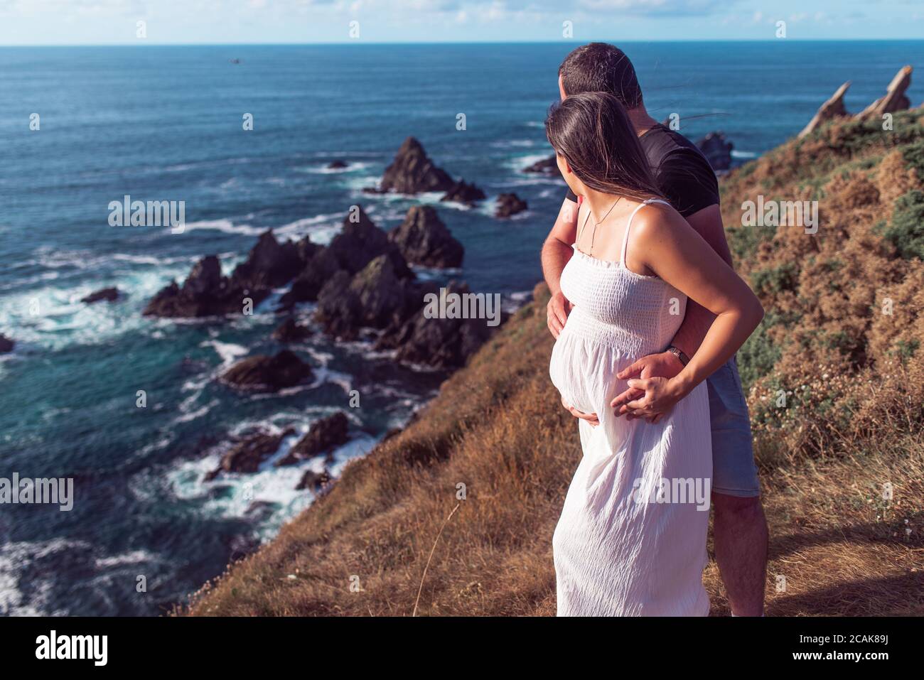 Schwangeres Paar auf den Loiba Cliffs in Galicien, Spanien Stockfoto