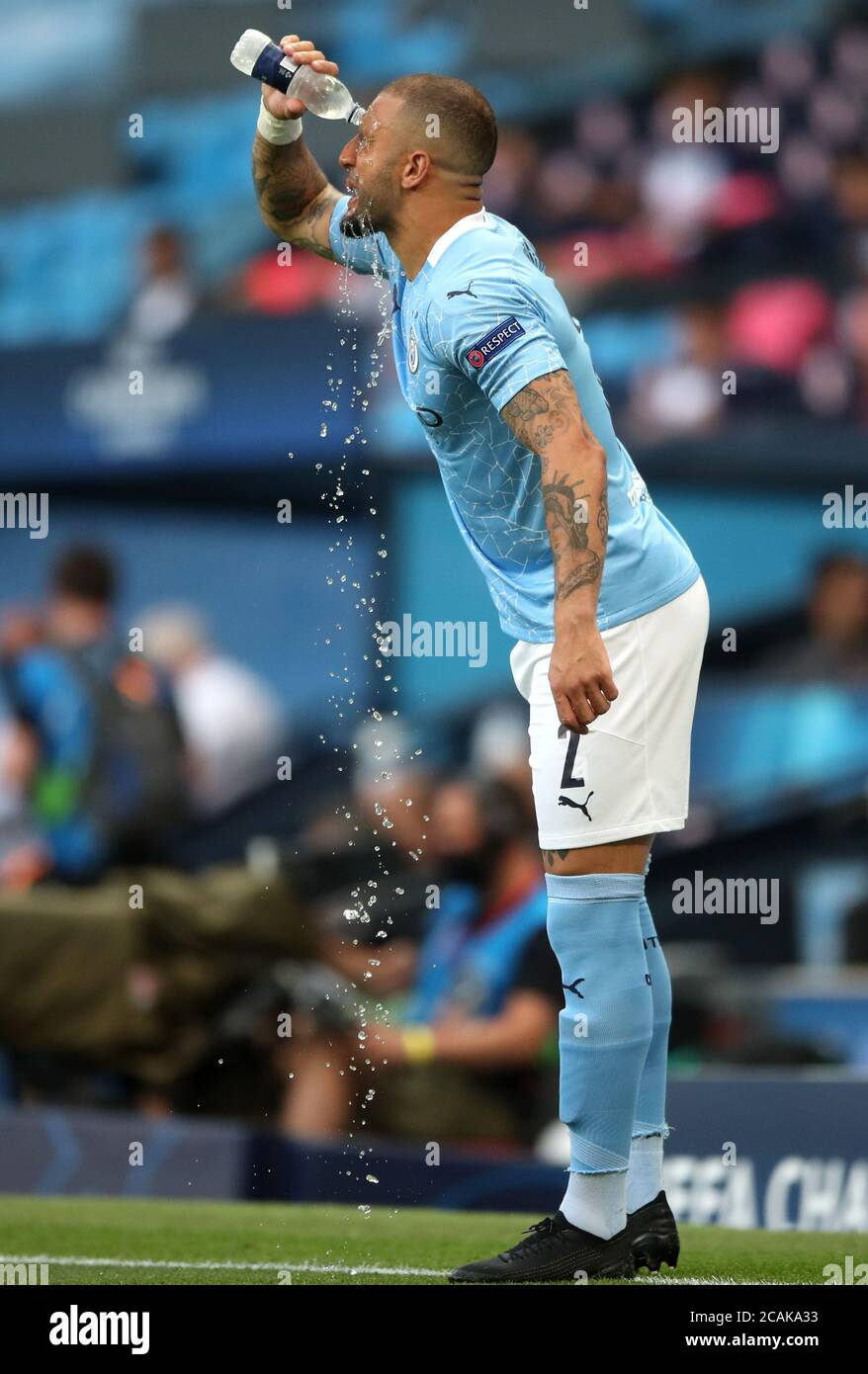 Kyle Walker von Manchester City gießt Wasser auf sich selbst vor der UEFA Champions League, der 16. Runde, dem zweiten Beinspiel im Etihad Stadium, Manchester. Freitag, 7. August 2020. Siehe PA-Geschichte SOCCER man City. Das Foto sollte lauten: Nick Potts/NMC Pool/PA Wire. Stockfoto