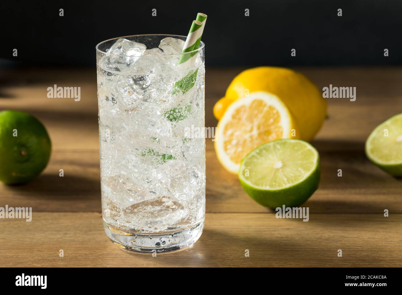 Erfrischende Limonensode mit einem Stroh Stockfoto