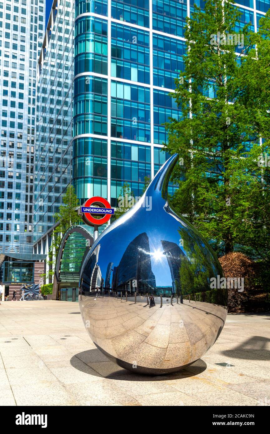Hochglanzpolierte Stahlskulptur 'Tear' von Richard Hudson in Canary Wharf, London, Großbritannien Stockfoto