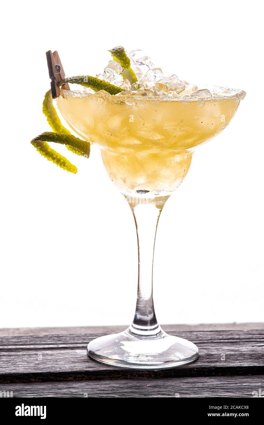 Alkoholischer, alkoholfreier gelber Cocktail mit Eis auf weißem Hintergrund Stockfoto