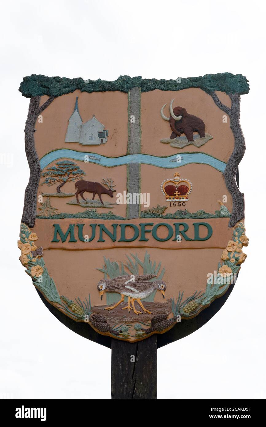 Dorfschild in Mundford, Norfolk Stockfoto