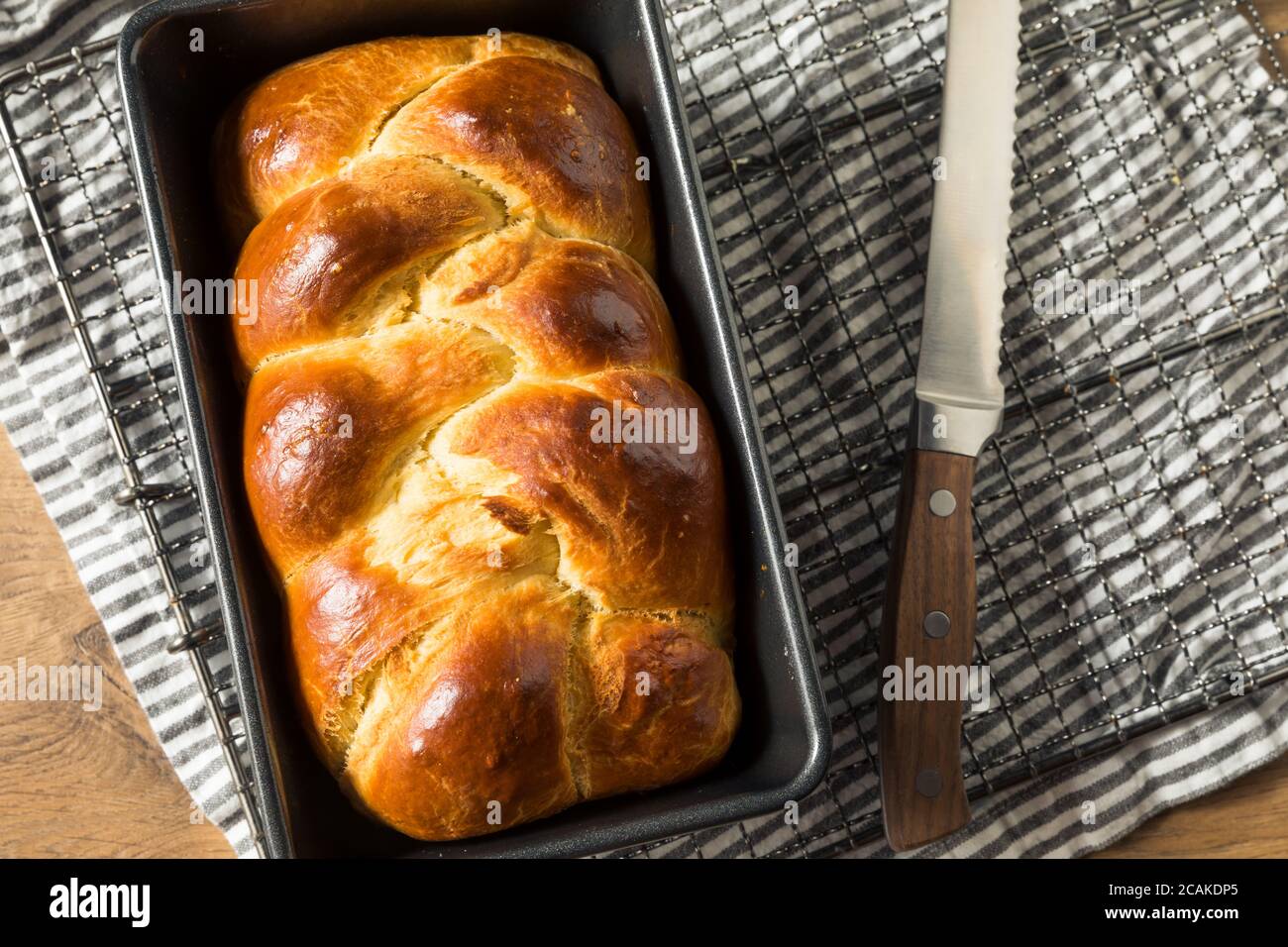 Hausgemachte gebackene Braided Brioche Brot bereit zum Essen Stockfoto