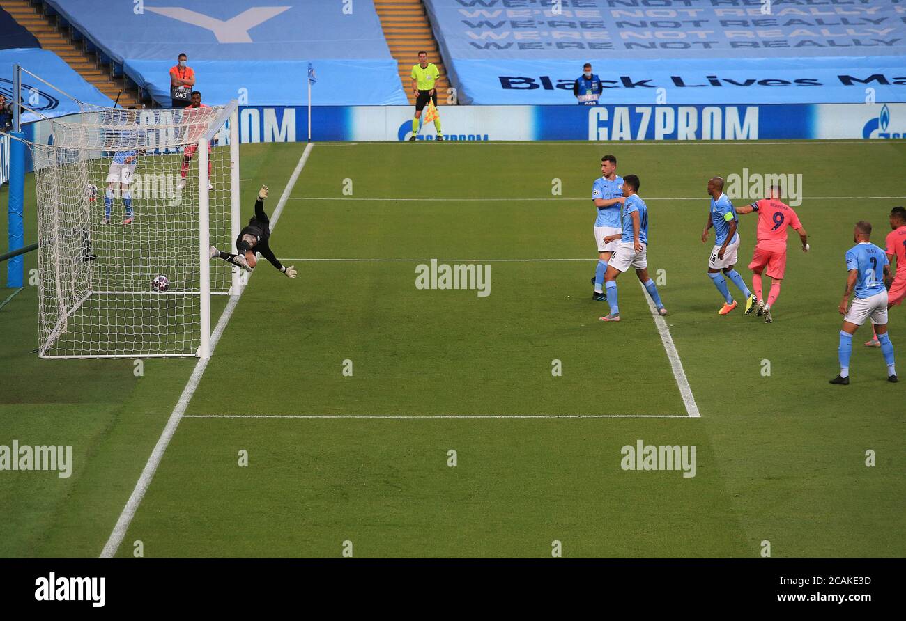 Karim Benzema (Nummer 9) von Real Madrid erzielt das erste Tor seiner Mannschaft während der UEFA Champions League, Runde 16, zweites Beinspiel im Etihad Stadium, Manchester. Freitag, 7. August 2020. Siehe PA-Geschichte SOCCER man City. Das Foto sollte lauten: Nick Potts/NMC Pool/PA Wire. Stockfoto