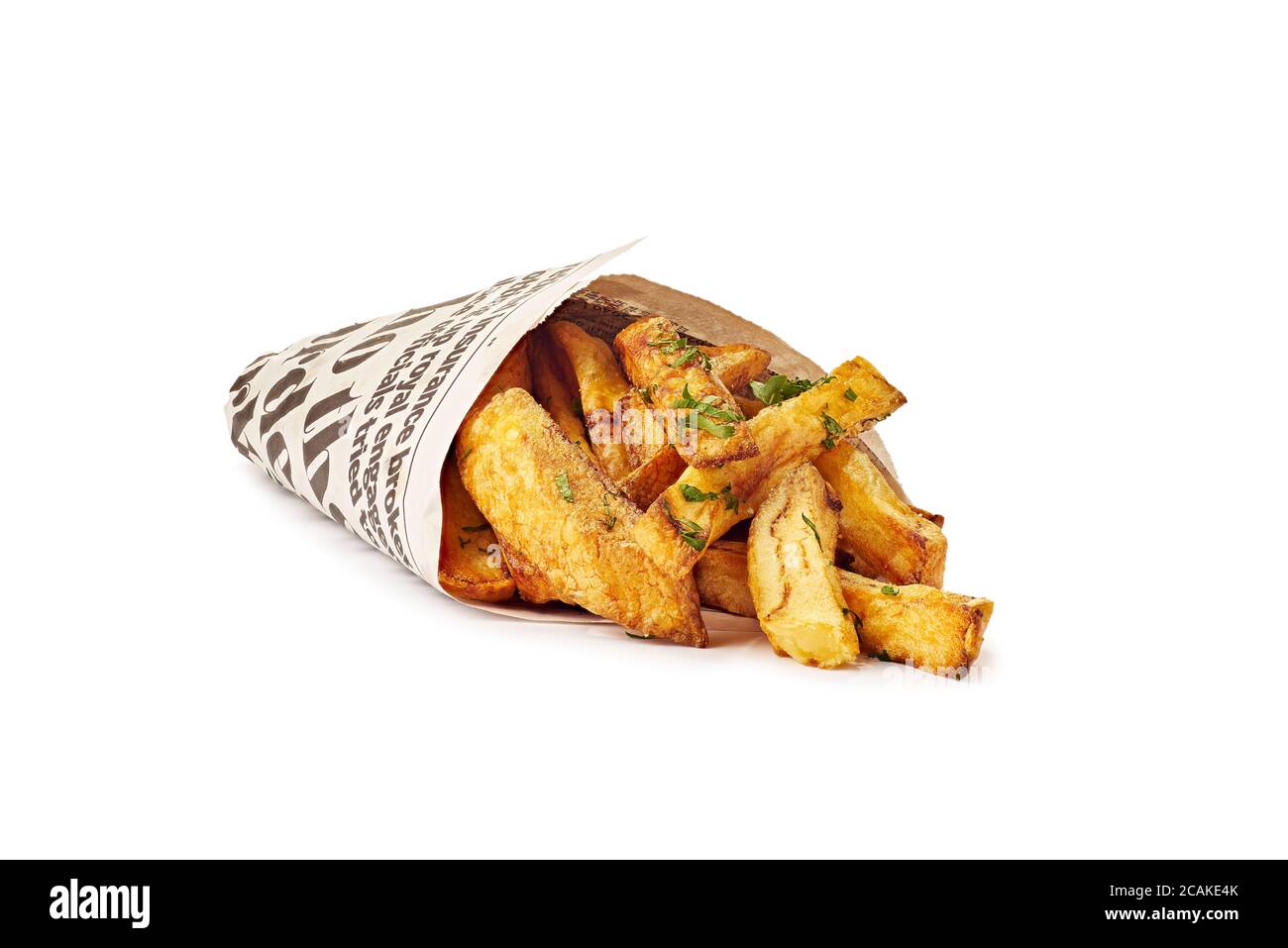 Pommes frites im Zeitungskegel auf Weiß Stockfoto