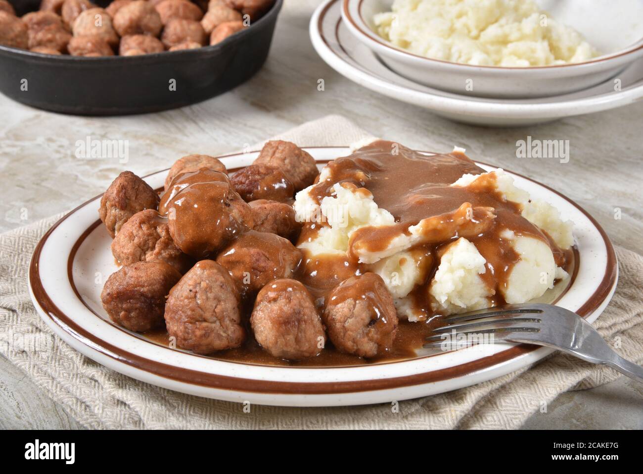 Teller mit Fleischbällchen mit Kartoffelpüree und Soße zum Abendessen Stockfoto