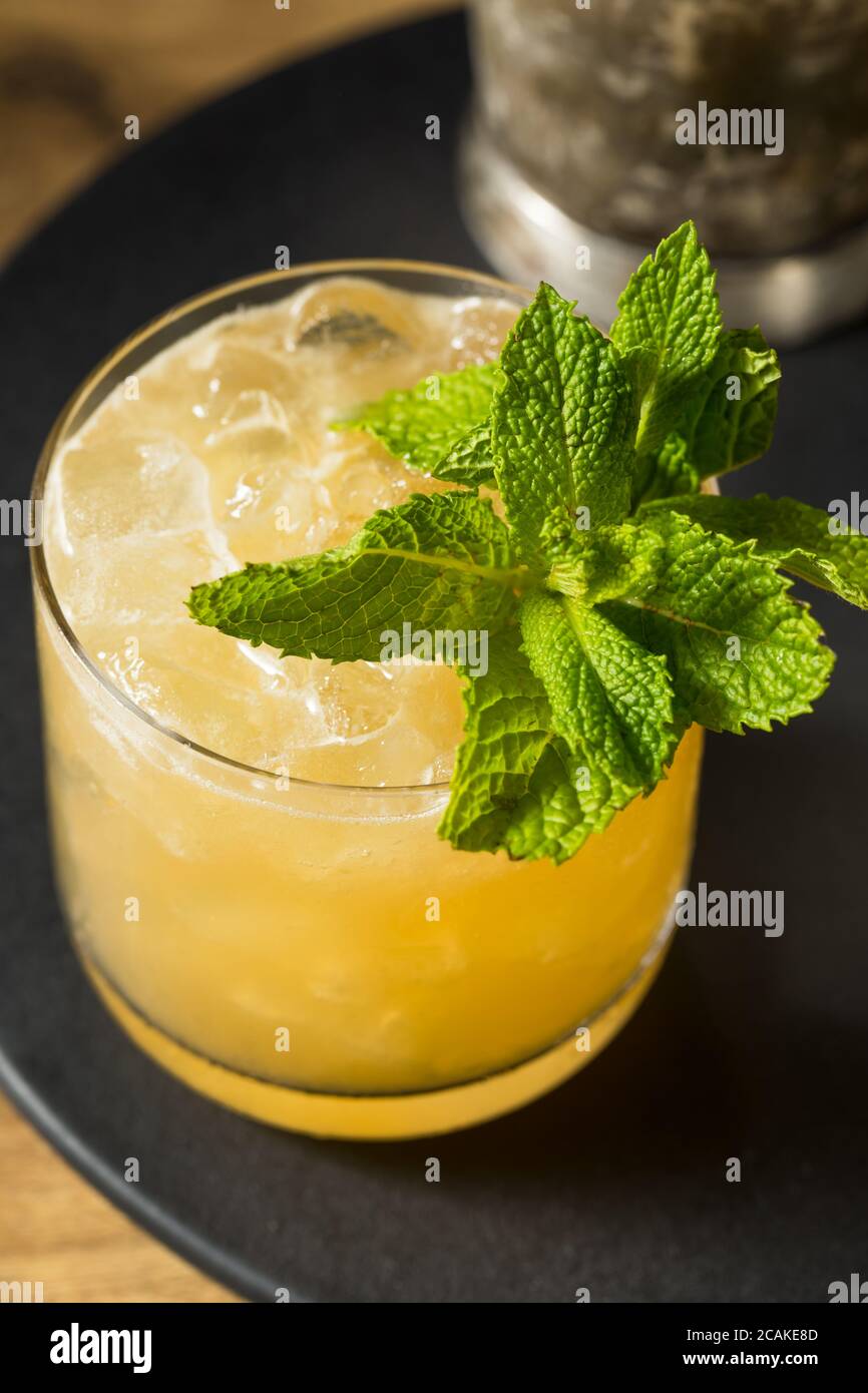 Erfrischender Whiskey Smash mit Zitrone und Minze Stockfoto