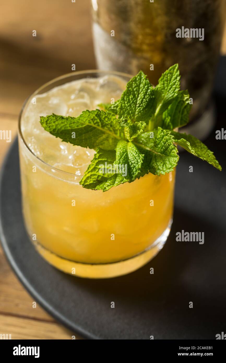 Erfrischender Whiskey Smash mit Zitrone und Minze Stockfoto