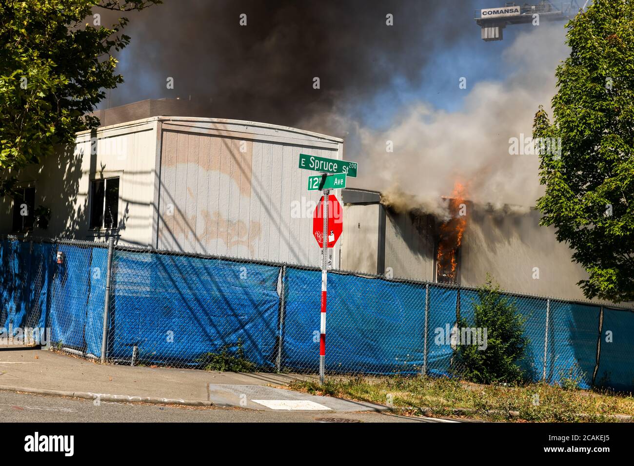 USA 25. Juli 2020: Spät am Tag zieht ein brennender Bauwagen auf dem neuen Jugendgefängnis nach einem großen Protest durch die Gegend. Stockfoto