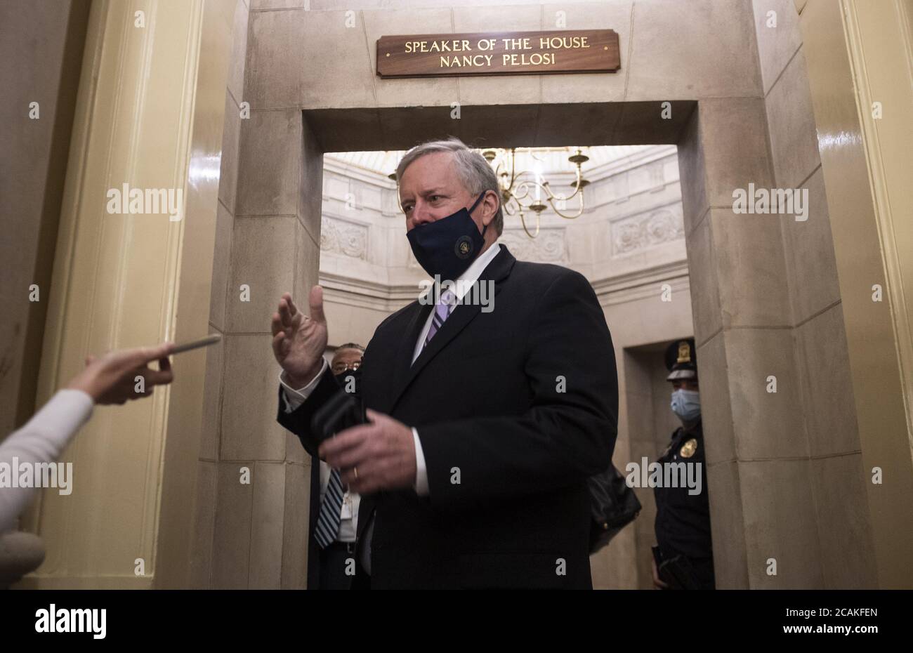 Washington, Usa. August 2020. Der Stabschef des Weißen Hauses, Mark Meadows, spricht mit Reportern, als er am Freitag, den 7. August 2020, zu einem Treffen mit Mitgliedern der demokratischen Führung eintrifft, um ein Coronavirus-Hilfspaket auf dem Capitol Hill in Washington, DC auszuhandeln. Die Trump-Regierung und die Demokraten im Kongress versuchen, eine Einigung über ein Hilfspaket zu erzielen, um Einzelpersonen, der US-Wirtschaft und dem amerikanischen Gesundheitssystem zu helfen, die gegen die COVID-19-Pandemie kämpfen. Foto von Kevin Dietsch/UPI Kredit: UPI/Alamy Live News Stockfoto