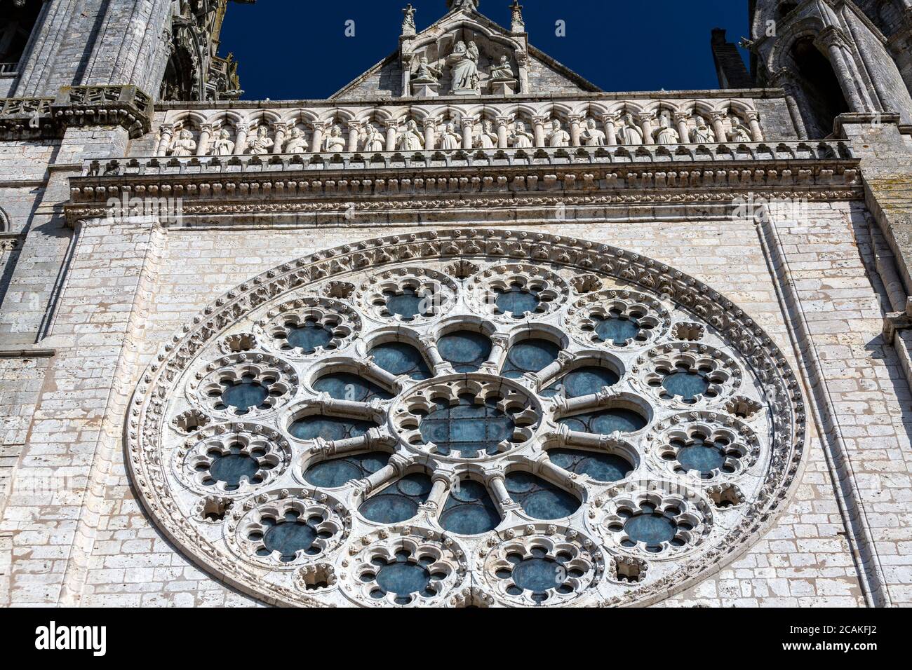 Rose in der Fassade der Kathedrale unserer Lieben Frau von Chartres, Chartres, Frankreich Stockfoto