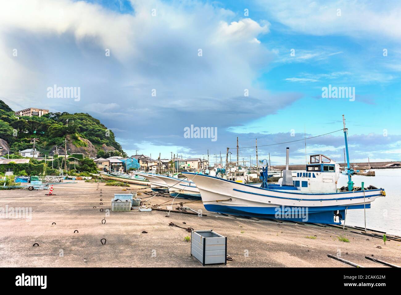 chiba, japan - juli 18 2020: Fischerboote liegen im Hafen des Dorfes Kanaya in der Stadt Futtsu entlang des Uraga-Kanals mit den Klippen der Moun Stockfoto