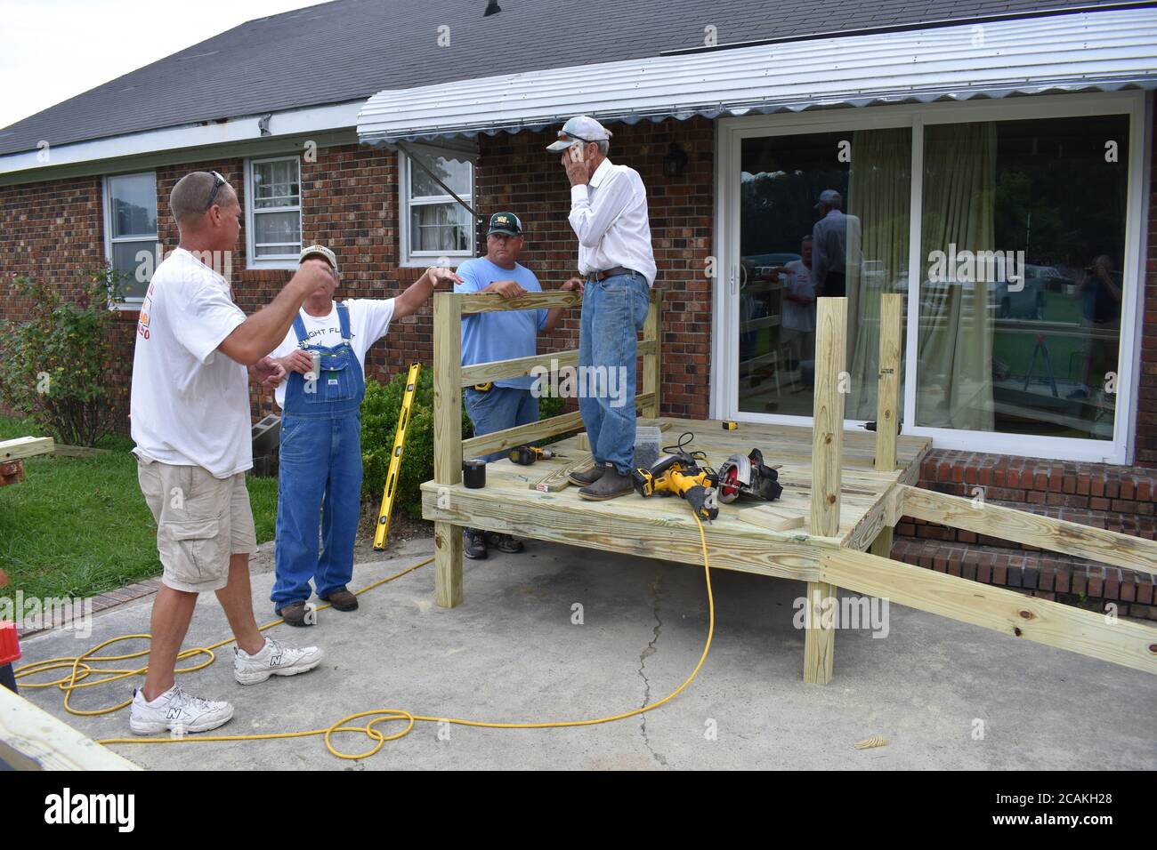 Bau einer Handicap Rampe, um das Haus rollstuhlgerecht zu machen. Stockfoto