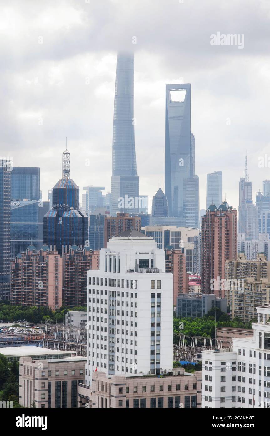 shanghai, china. Juli 2016. Die ikonischen shanghai Türme und Finanzzentrum erhebt sich über lujiazui in pudong Seite von shanghai china gegen ein Stor Stockfoto
