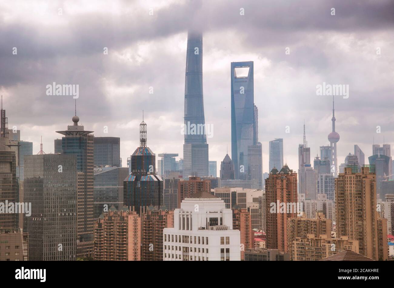 shanghai, china. Juli 2016. Die ikonische orientalische Perle und shanghai Türme und Finanzzentrum erhebt sich über lujiazui in pudong Seite von shanghai Stockfoto