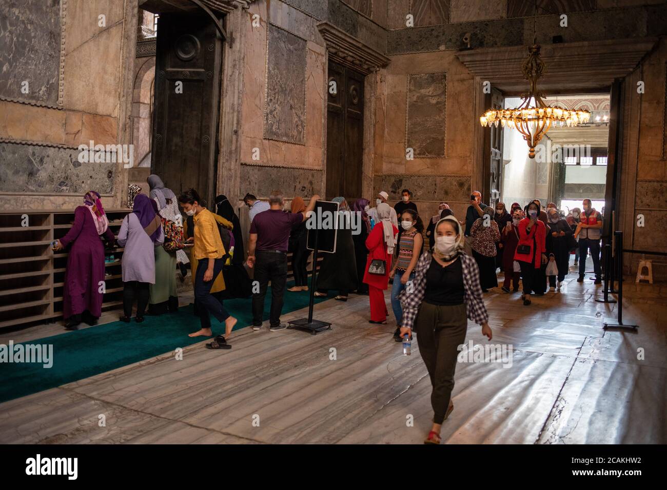 Muslime, die die Hagia Sophia Moschee besuchen und gleichzeitig beten. Die Hagia Sophia Moschee wurde nach dem Freitagsgebet für Besucher geöffnet. Mit der Konvertierung Stockfoto