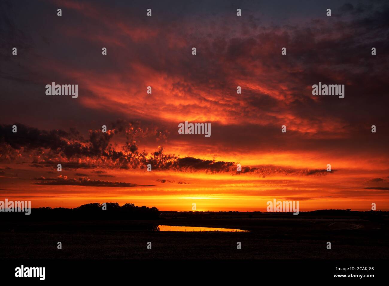 Sonnenuntergang über Bingham, Nottinghamshire, wenn das warme Wetter weiter geht. Stockfoto