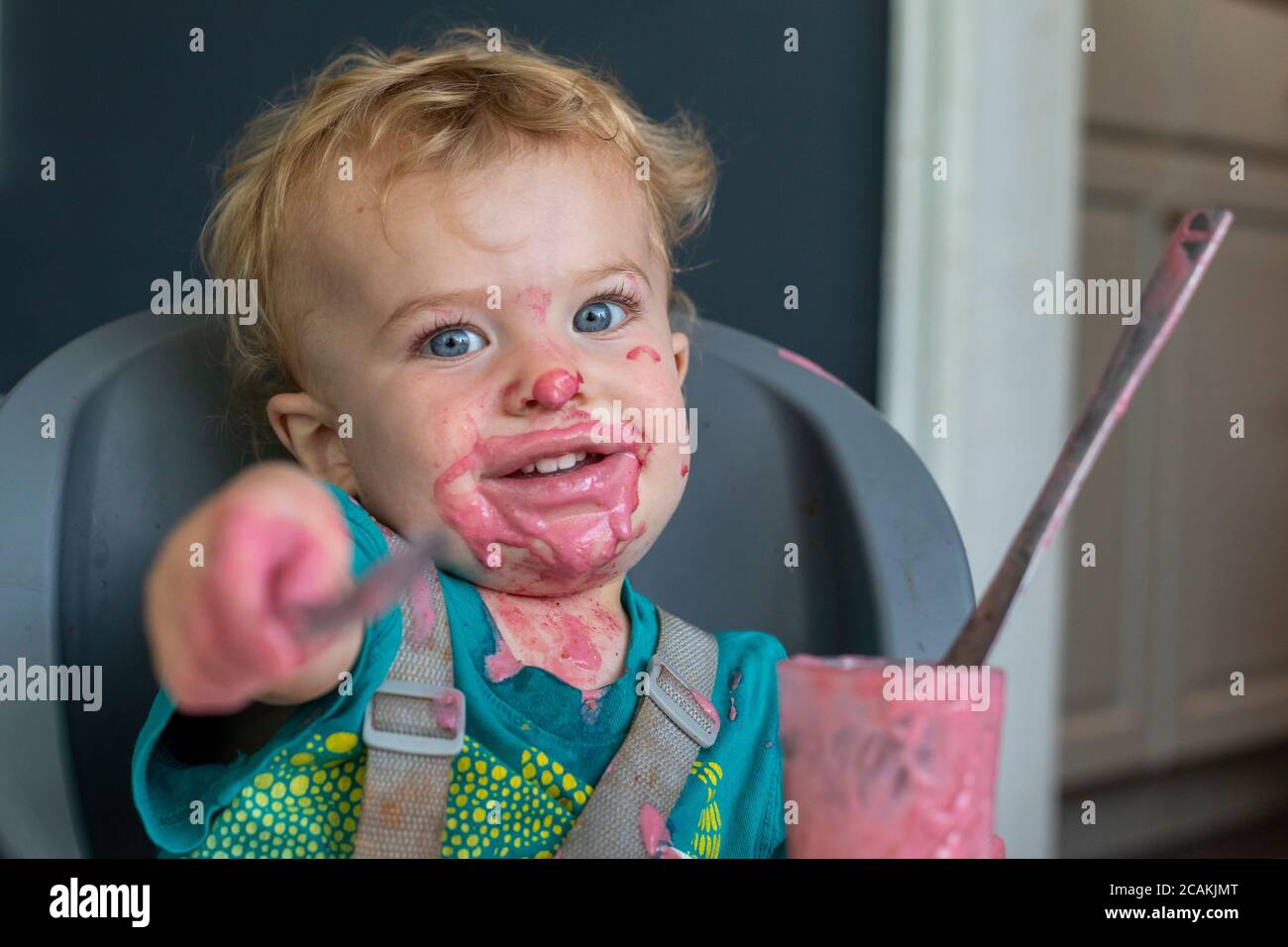 Denver, Colorado - die zweijährige Hendrix Hjermstad genießt einen Smoothie. Stockfoto