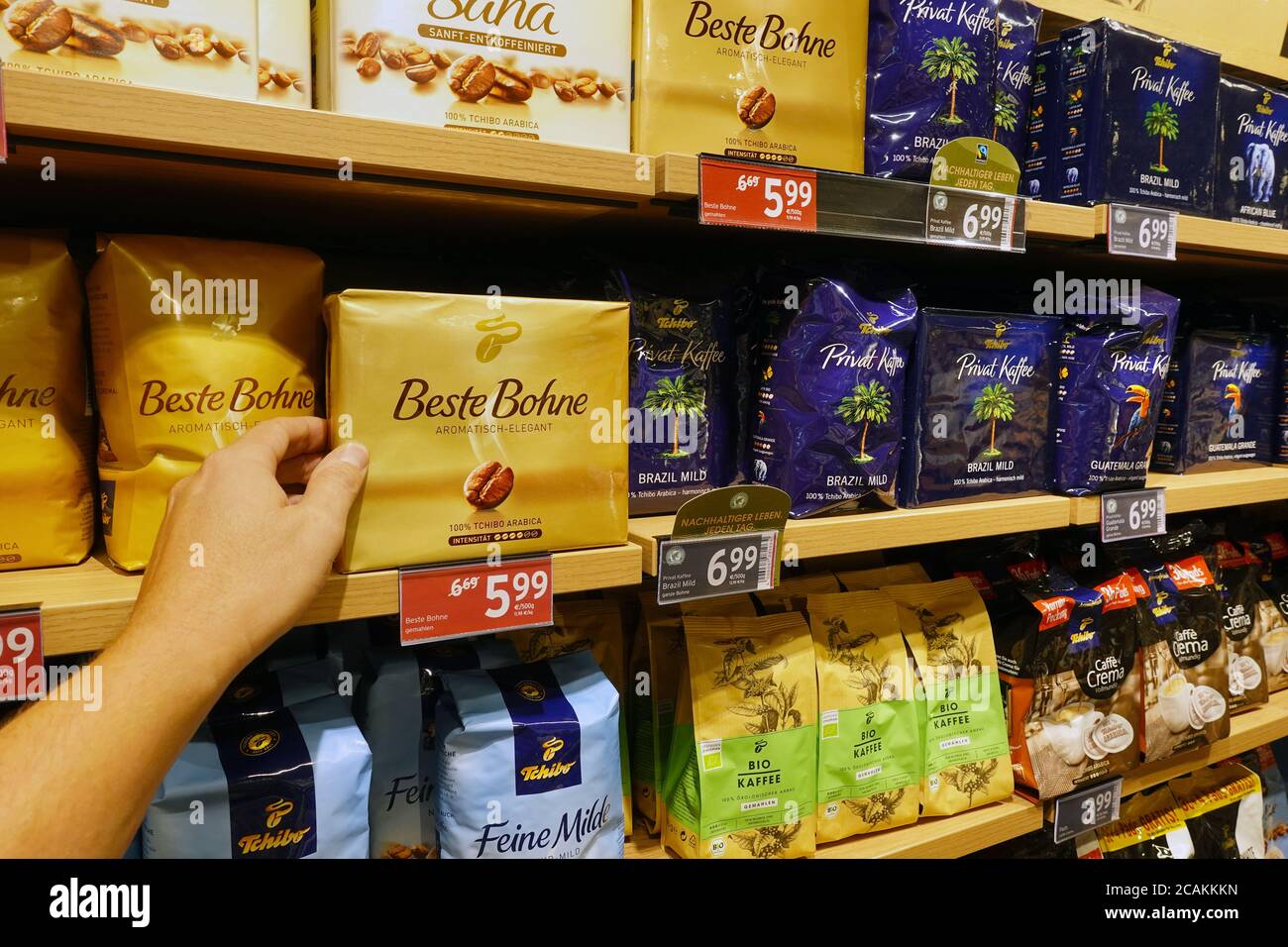 Tchibo Kaffee in einem Supermarkt zu kaufen Stockfotografie - Alamy