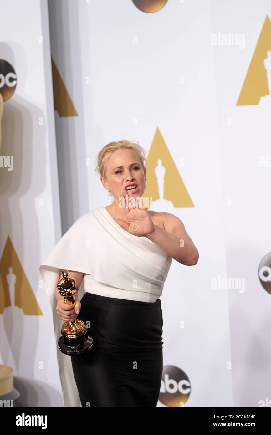 OSCARS - PRESSROOM - Patricia Arquette hält ihren Oscar für die beste Nebendarstellerin für ihre Rolle in „Boyhood“ im Presseraum bei den 87. Academy Awards im Dolby Theater in Los Angeles am 22. Februar 2015. Foto von Francis Specker Stockfoto