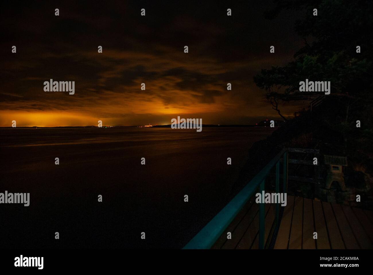 Abendlicher Blick auf den Swanson Channel von Trincomali auf North Pender Island, British Columbia, Kanada Stockfoto